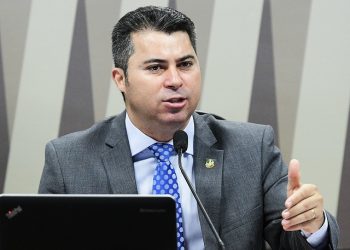 Comissão de Serviços de Infraestrutura (CI) realiza audiência para discutir o PLS 232/2016, que permite a portabilidade da conta de luz. Entre os convidados estão representantes dos produtores independentes, dos comercializadores e dos distribuidores de energia.rrEm pronunciamento, presidente de CI, senador Marcos Rogério (DEM-RO).rrFoto: Pedro França/Agência Senado