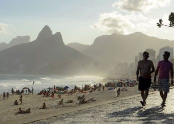 No dia mais frio do ano, cariocas e turistas vão à praia no Rio de Janeiro
