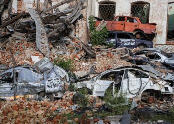Carros destruídos na cidade de Izium, na Ucrânia
20/09/2022
REUTERS/Gleb Garanich