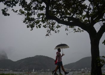 Cariocas enfrentam domingo de clima chuvoso, na Praia de Botafogo