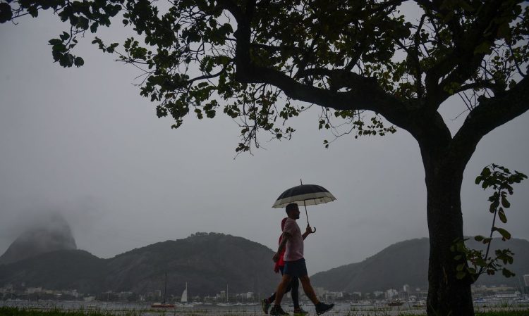 Cariocas enfrentam domingo de clima chuvoso, na Praia de Botafogo