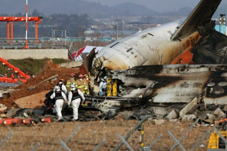 Muan (South Korea), 29/12/2024.- Firefighters work at the wreckage of the Jeju Air aircraft at Muan International Airport in Muan, 288 kilometers southwest of Seoul, South Korea, 29 December 2024. According to the National Fire Agency, a passenger jet carrying 181 people erupted in flames after going off the runway at an airport in South Korea's southwestern county of Muan on 29 December, leaving at least 62 people dead. (Corea del Sur, Seúl) EFE/EPA/HAN MYUNG-GU