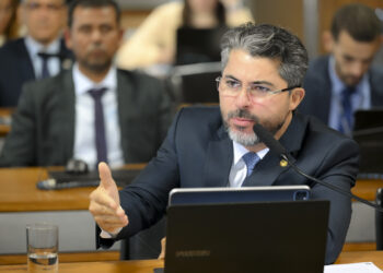 Comissão de Direitos Humanos e Legislação Participativa (CDH) analisa o PL 3.079/2025, que autoriza o governo federal a custear o traslado de corpos de brasileiros falecidos no exterior, em casos de famílias vulneráveis. A pauta inclui o PL 366/2022 (segurança dos povos indígenas), o PL 435/2022 (discriminação em boletins de ocorrência), o PL 600/2025 (tratamento para diabetes tipo 1), o PL 1.050/2024 (violência contra a mulher), o PL 2.797/2022 (Política Nacional do Cuidado) e outras propostas sobre justiça, inclusão, animais e internet. 

Em pronunciamento, à bancada, senador Marcos Rogério (PL-RO).

Foto: Edilson Rodrigues/Agência Senado