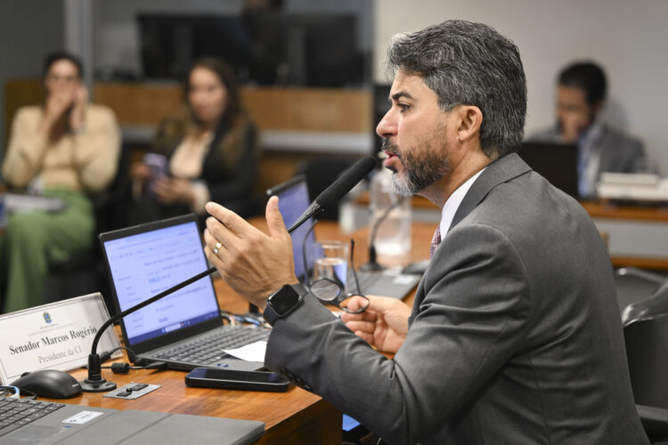 Comissão de Serviços de Infraestrutura (CI) realiza reunião com 3 itens. Entre eles, o PL 1.508/2019. O projeto de lei determina que, após a realização de obras, as estradas federais só sejam liberadas com a sinalização definitiva instalada. Também estão em análise dois requerimentos a respeito do setor elétrico.  

Mesa: 
presidente da CI, senador Marcos Rogério (PL-RO). 

Foto: Saulo Cruz/Agência Senado