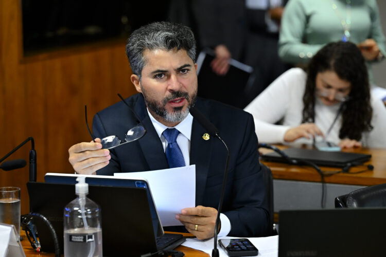 Comissão de Agricultura e Reforma Agrária (CRA) analisa projetos de impacto para o setor produtivo e a agricultura familiar. Em pauta, o PL 3.591/2019, que reduz impostos sobre o calcário agrícola, e o PL 1/2024, que estabelece percentual mínimo de produtos da agricultura familiar na merenda escolar. Os senadores votam ainda regras específicas para a busca e apreensão de maquinário agrícola (PL 977/2025) e a caracterização de serviços ambientais como atividade rural para fins de Imposto de Renda (PL 3.784/2024). 

Senador Marcos Rogério (PL-RO) em pronunciamento à bancada.

Foto: Jefferson Rudy/Agência Senado