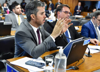 Comissão Parlamentar Mista de Inquérito dos Atos de 8 de Janeiro de 2023 (CPMI - 8 de Janeiro) realiza reunião para ouvir ex-chefe do Gabinete de Segurança Institucional (GSI) do governo Lula durante os atos golpistas em janeiro. 

Indicado pelo atual governo, ele estava à frente do cargo no dia dos ataques às sedes dos Três Poderes. O general da reserva deixou o posto no dia 19 de abril de 2023, após a divulgação de vídeos nos quais ele aparece em um dos locais da invasão.
 
Bancada:
senador Marcos Rogério (PL-RO) - em pronunciamento; 
senador Flávio Bolsonaro (PL-RJ); 
deputado Pr. Marco Feliciano (PL-SP).

Foto: Waldemir Barreto/Agência Senado