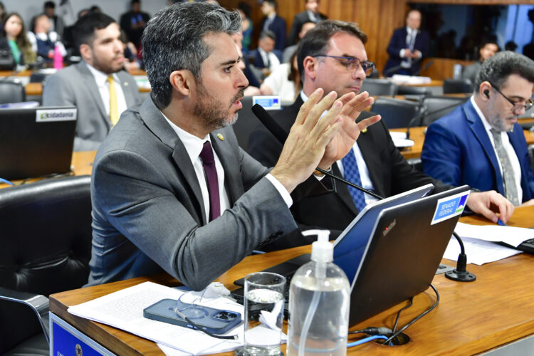 Comissão Parlamentar Mista de Inquérito dos Atos de 8 de Janeiro de 2023 (CPMI - 8 de Janeiro) realiza reunião para ouvir ex-chefe do Gabinete de Segurança Institucional (GSI) do governo Lula durante os atos golpistas em janeiro. 

Indicado pelo atual governo, ele estava à frente do cargo no dia dos ataques às sedes dos Três Poderes. O general da reserva deixou o posto no dia 19 de abril de 2023, após a divulgação de vídeos nos quais ele aparece em um dos locais da invasão.
 
Bancada:
senador Marcos Rogério (PL-RO) - em pronunciamento; 
senador Flávio Bolsonaro (PL-RJ); 
deputado Pr. Marco Feliciano (PL-SP).

Foto: Waldemir Barreto/Agência Senado