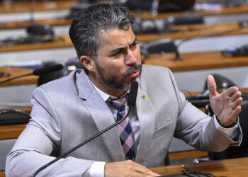 CPI do Crime Organizado (CPICRIME) realiza reunião para leitura e deliberação do relatório final. 

A CPI apura suspeitas de lavagem de dinheiro e uso do comércio de joias para movimentar recursos de facções, além de avaliar a eficácia das políticas públicas de combate à lavagem de dinheiro no País. 

A finalidade da comissão é apurar a atuação, expansão e o funcionamento de organizações criminosas no território brasileiro, em especial de facções e milícias, de modo a permitir a identificação de soluções adequadas para o seu combate, especialmente por meio do aperfeiçoamento da legislação atualmente em vigor. 

À bancada, em pronunciamento, senador Marcos Rogério (PL-RO). 

Foto: Carlos Moura/Agência Senado