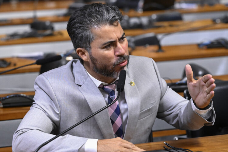 CPI do Crime Organizado (CPICRIME) realiza reunião para leitura e deliberação do relatório final. 

A CPI apura suspeitas de lavagem de dinheiro e uso do comércio de joias para movimentar recursos de facções, além de avaliar a eficácia das políticas públicas de combate à lavagem de dinheiro no País. 

A finalidade da comissão é apurar a atuação, expansão e o funcionamento de organizações criminosas no território brasileiro, em especial de facções e milícias, de modo a permitir a identificação de soluções adequadas para o seu combate, especialmente por meio do aperfeiçoamento da legislação atualmente em vigor. 

À bancada, em pronunciamento, senador Marcos Rogério (PL-RO). 

Foto: Carlos Moura/Agência Senado